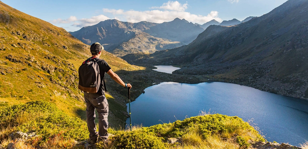 Wanderer am Tristaina-See - martinscphoto - © martinscphoto / Adobe.com