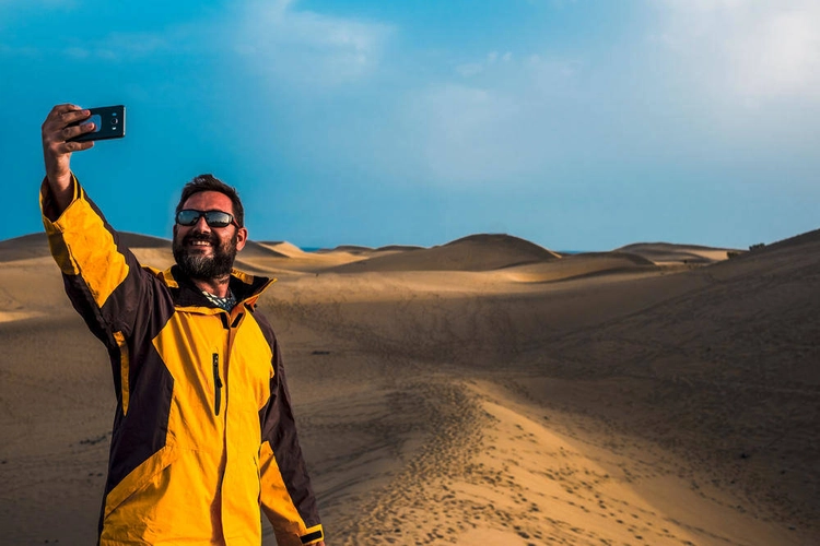 Wanderer in den Dünen von Maspalomas - simona / Adobe.com - © simona / Adobe.com