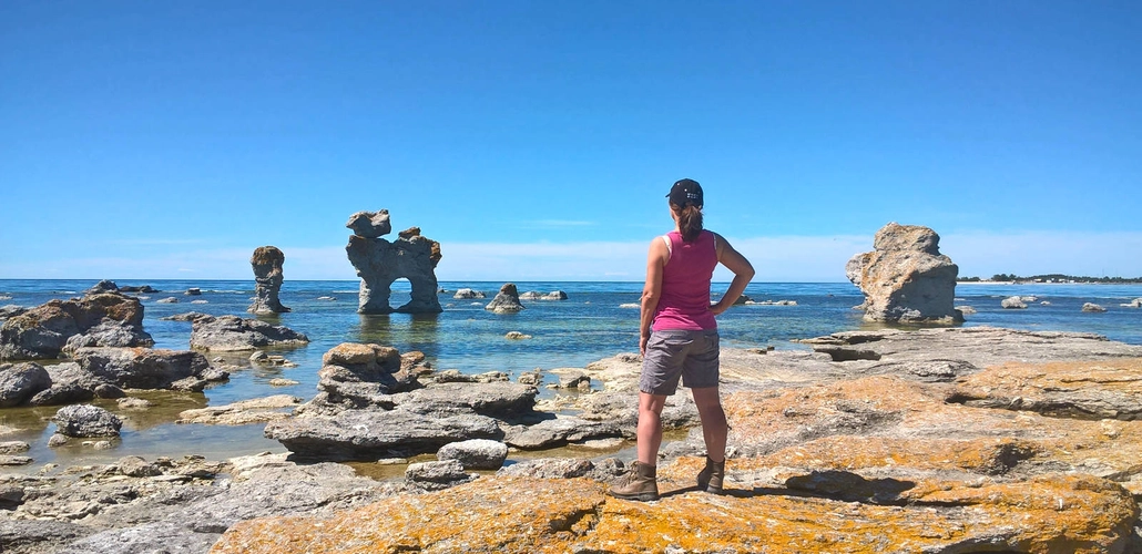 Wanderin bei den Rauken auf Gotland - Peter Bartel