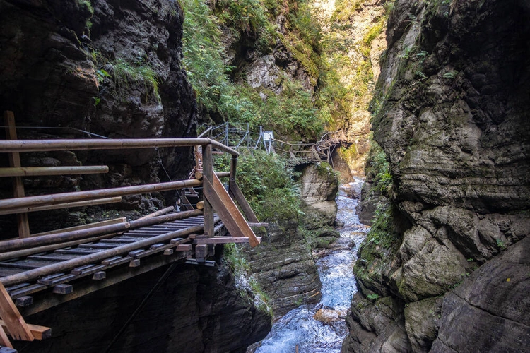 Wanderung durch die Raggaschlucht - arnold_oblistil - © arnold_oblistil / Adobe.com