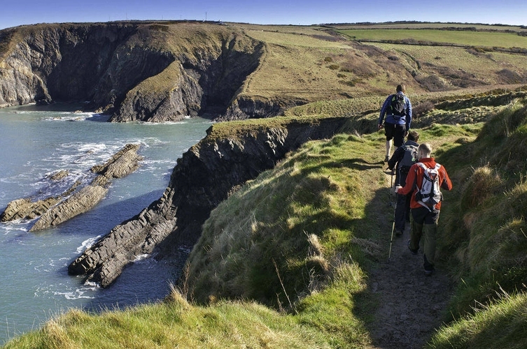 Wanderung entlang der Küste - Visit Wales - © Crown copyright Visit Wales