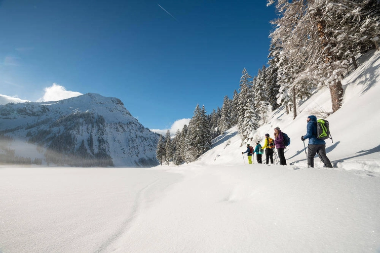 Winterwandern entlang des Seeufers - Dominik Ketz