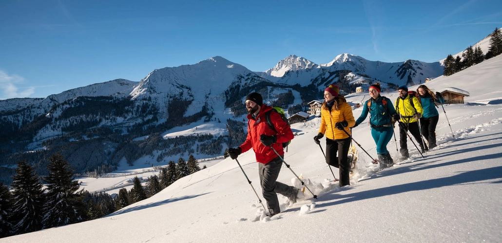 Winterspaß beim Schneeschuhwandern - Dominik Ketz