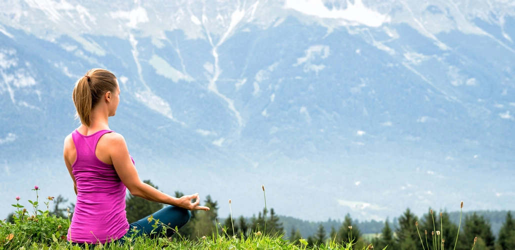 Yoga vor Alpenpanorama - nickolya - © nickolya / Adobe.com