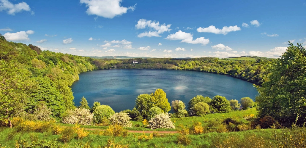 Blick auf das Weinfelder Maar - Dominik Ketz / Rheinland-Pfalz Tourismus GmbH - © D. Ketz / Rheinland-Pfalz Tourismus GmbH