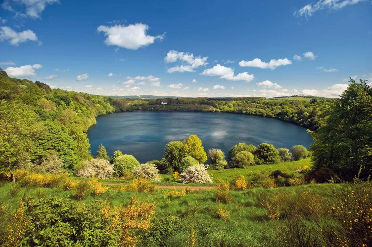 Blick auf das Weinfelder Maar - Dominik Ketz / Rheinland-Pfalz Tourismus GmbH - © D. Ketz / Rheinland-Pfalz Tourismus GmbH