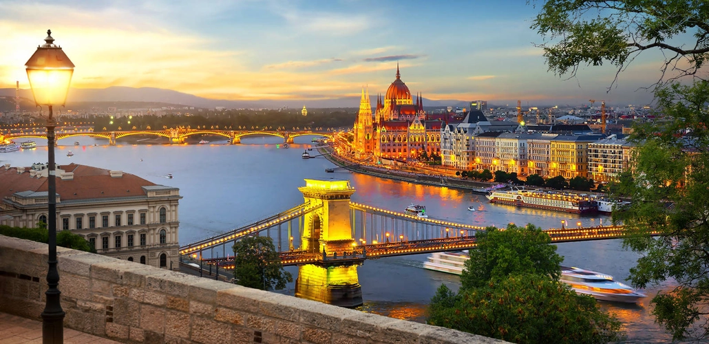 Blick auf das Budapester Parlament - Givaga - Givaga / Adobe.com
