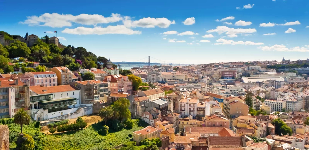 Blick auf die Burg São Jorge - Mario Savoia - Mario Savoia /Adobe.com