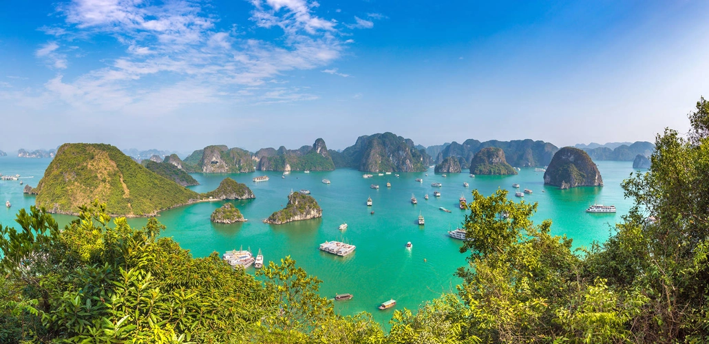 Blick auf die Halong-Bucht - Sergii Figurnyi - Sergii Figurnyi /Adobe.com