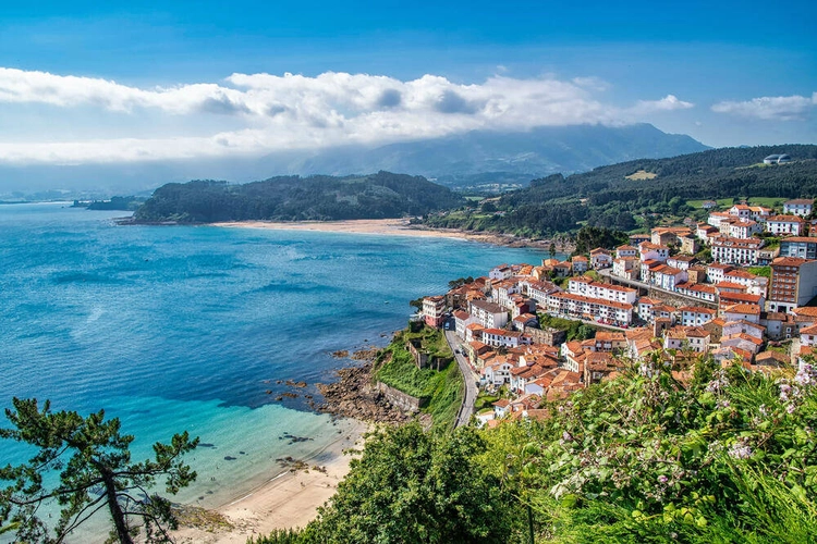 Blick auf Llastres - Abdo - © Abdo / Adobe.com