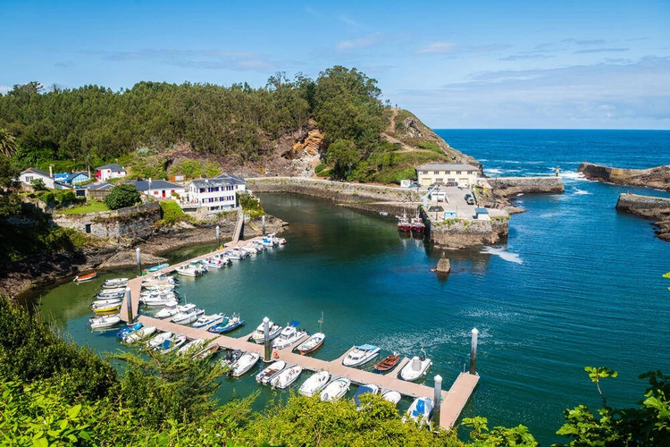 Blick auf Puerto de Vega - jon_chica - © jon_chica / Adobe.com