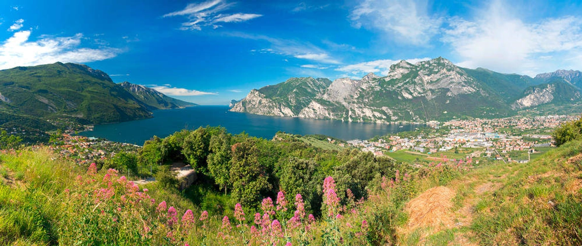 Blick auf Riva del Garda und Torbole - autofocus67 - autofocus67 /Adobe.com