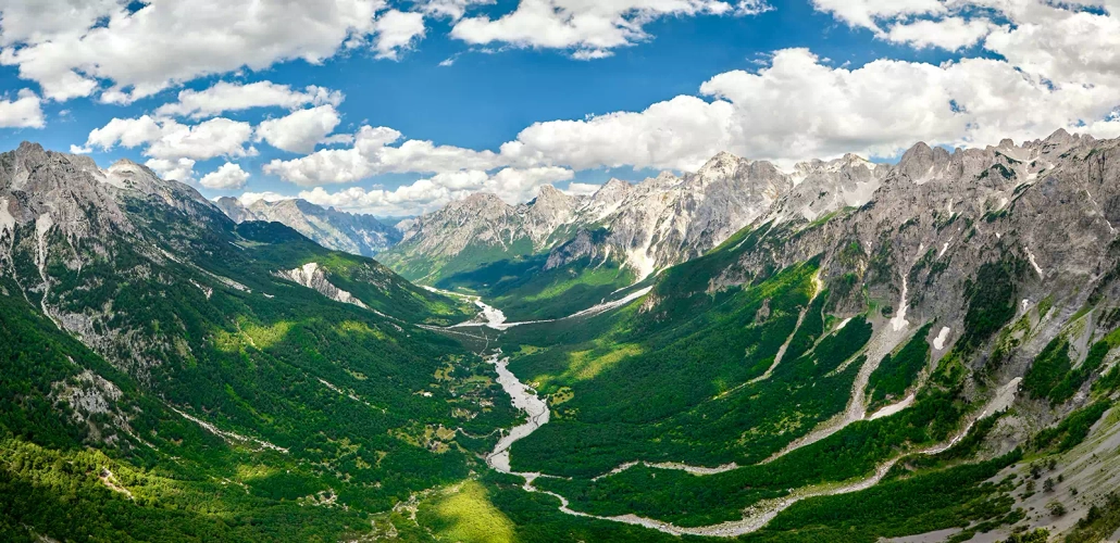 Blick ins Valbona Tal - Martin Mecnarowski - © Martin Mecnarowski / Adobe.com
