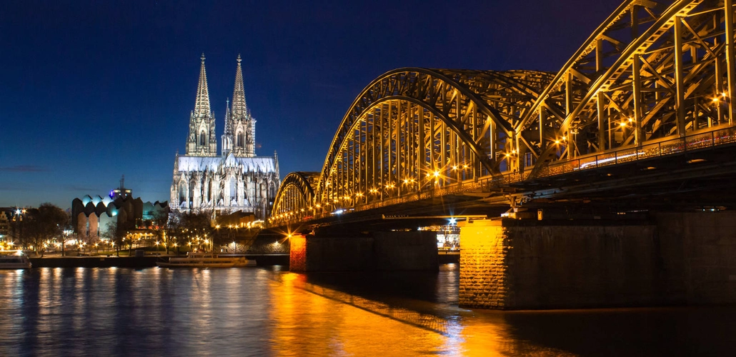 Der Kölner Dom bei Nacht - frederikloewer - frederikloewer /Adobe.com