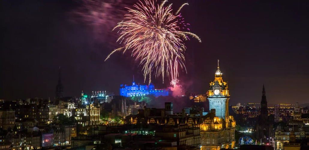 Feuerwerk über Edinburgh - Kenny Lam - © VisitScotland / Kenny Lam