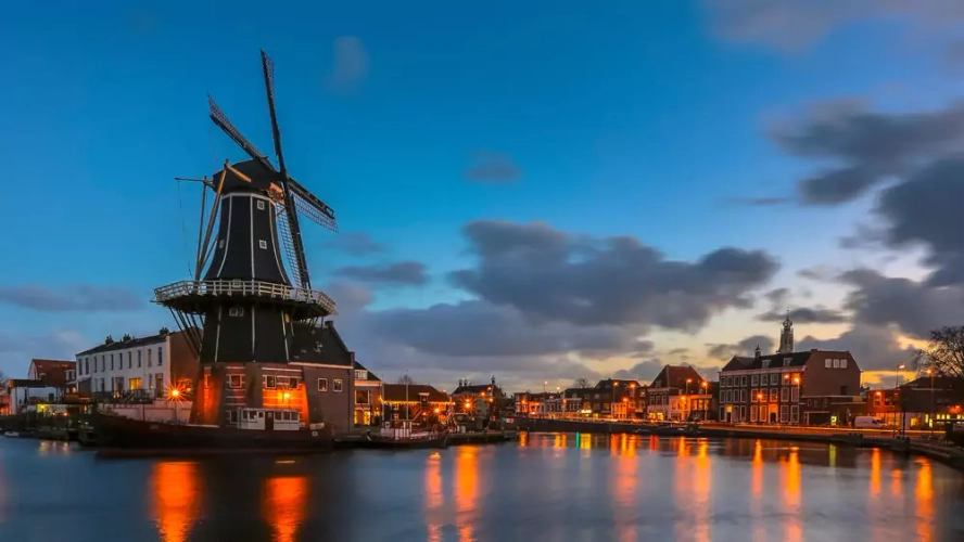 Haarlem bei Nacht - creativenature.nl - creativenature.nl / Adobe.com