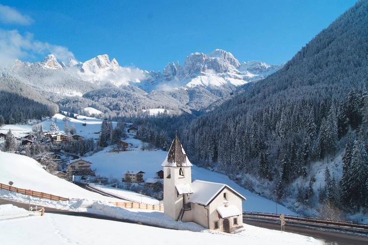 Kapelle in St. Zyprian mit dem Rosengarten - David Rieger (Hotel Vajolet)