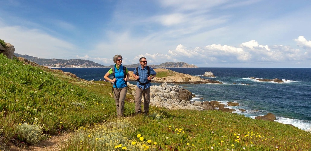 Küstenwanderung bei Calvi - lettas - lettas / Adobe.com