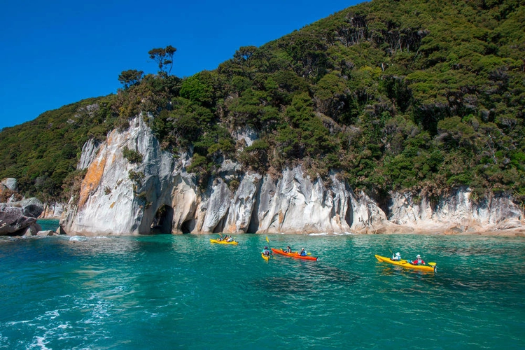 Mit dem Kayak im Abel Tasman-NP - Tomtsya - © Tomtsya / adobe.com