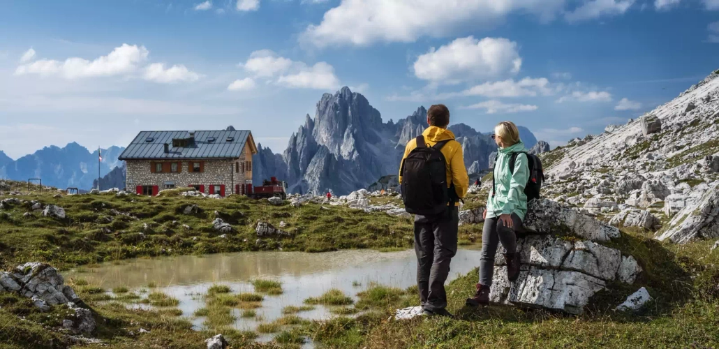 Paar wandert in den Dolomiten - Igor Tichonow - © Igor Tichonow / Adobe.com