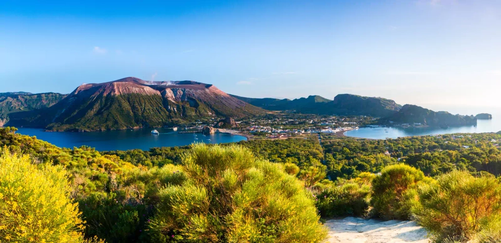 Panoramablick auf Vulcano - Yggdrasill - Yggdrasill / Adobe.com