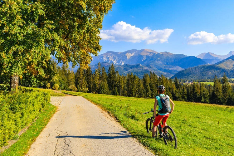 Radeln mit Blick auf die Tatra - pkazmierczak - © pkazmierczak / Adobe.com