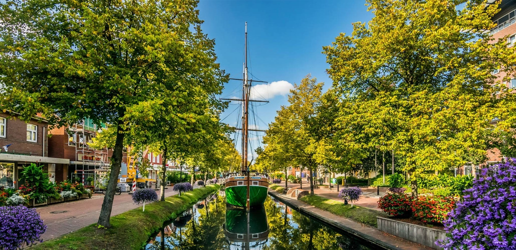 Schiff im Papenburger Hauptkanal - TimosBlickfang - © TimosBlickfang / adobestock.com
