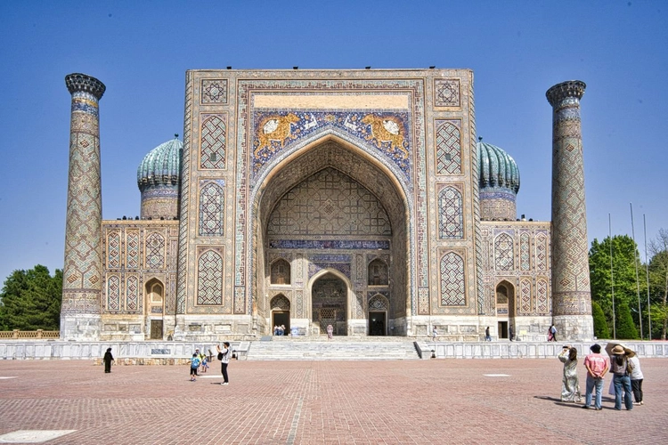 Sher-Dor-Medrese am Registan-Platz in Samarkand