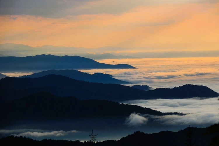 Berge und das Schwarze Meer unter Wolken