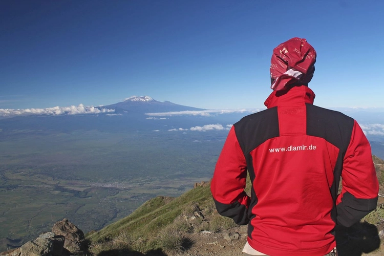 Blick auf den Kilimanjaro vom Mount Meru