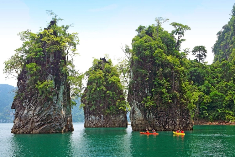 Kayaking auf dem Chiew-Larn-Lake