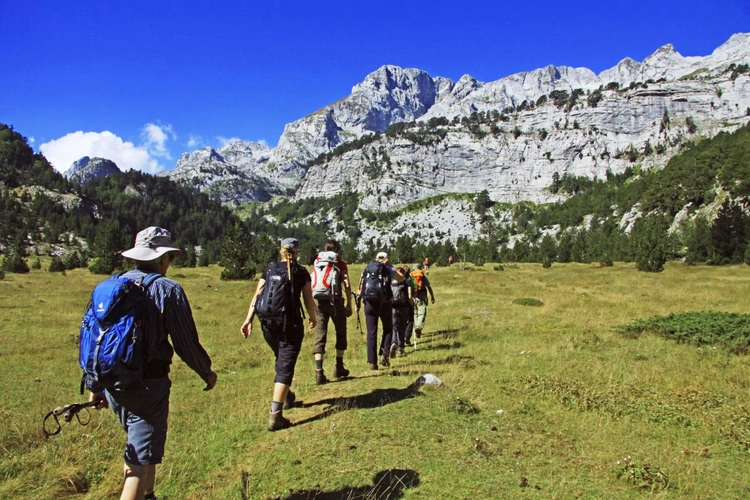 Wandern am Fuße der Karstfelsen