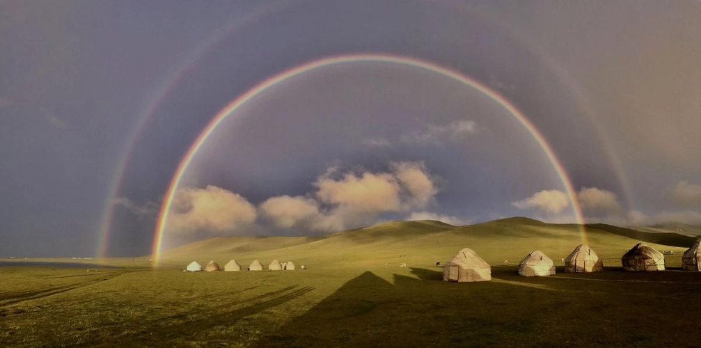 Jurten mit Regenbogen