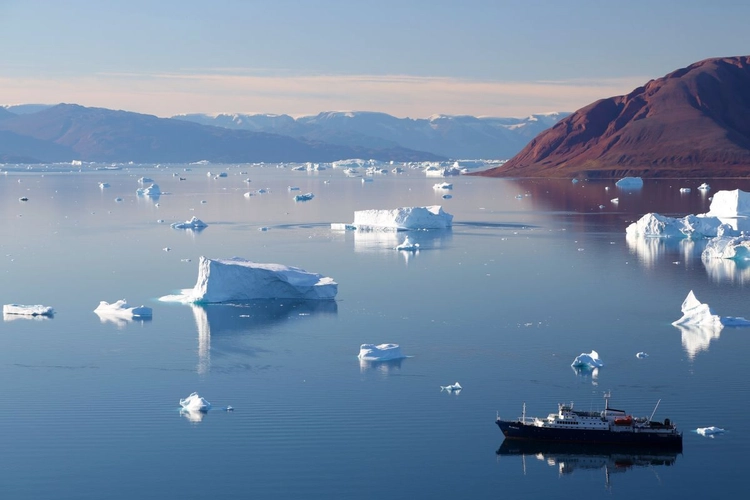 Die Plancius vor Anker im Scoresby-Sund