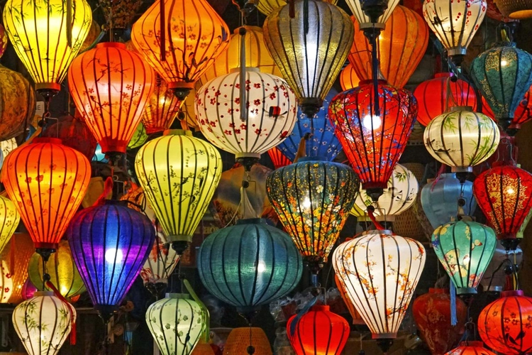 Berühmte vietnamesische Lampions in allen Farben