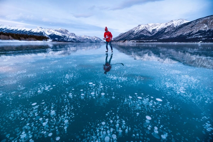 Schlittschuhläufer auf dem Abraham Lake