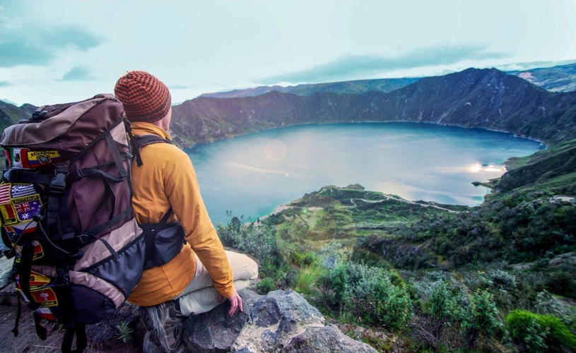 Auf Wanderung an der malerischen Kraterlagune Quilotoa