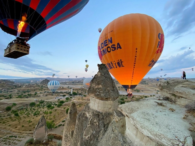 Ballons fliegen zwischen den Schluchten