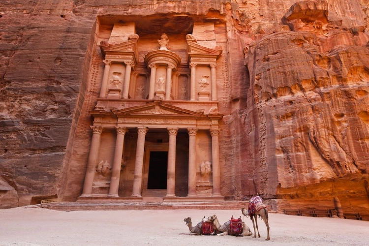 Kamelrast vor dem Schatzhaus in Petra