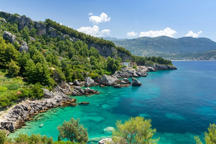 Küste mit türkisfarbenem Ionischen Meer in Himare