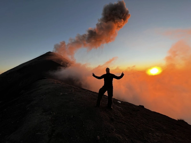 Asche-Eruption des Fuego im Sonnenuntergang