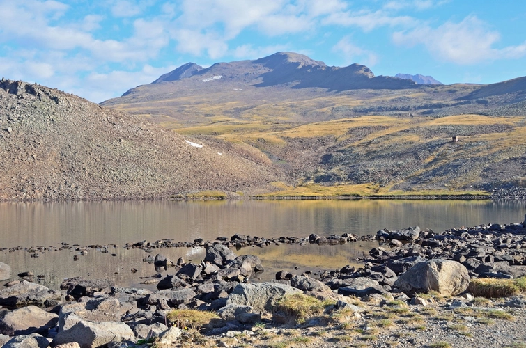 Kari-See am Fuße des Mount Aragats