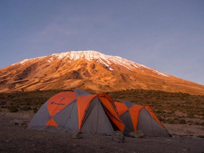 Die Sonne geht über dem Third Cave Camp auf