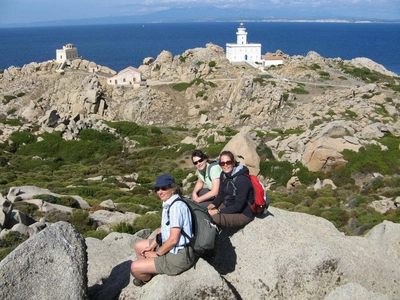 Wanderer am Capo Testa, im Hintergrund Korsika - Angela Neubert