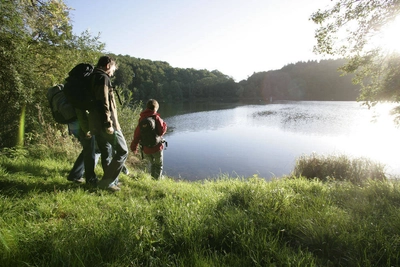 Wanderer am Maar - © Archiv der Eifel Tourismus GmbH