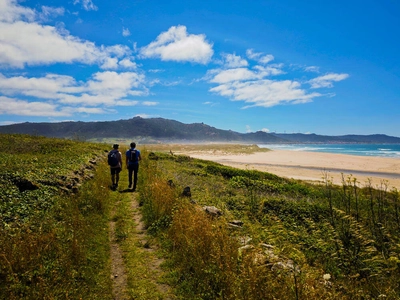 Wanderer am Praia de Traba - Dennis Gowitzke