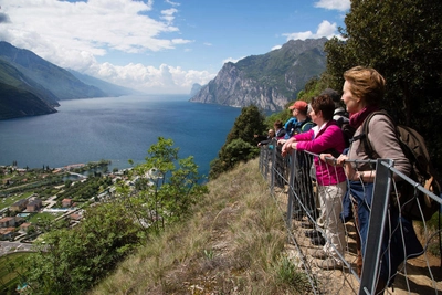 Wanderer mit Blick auf den Gardasee - Oliver Schulz