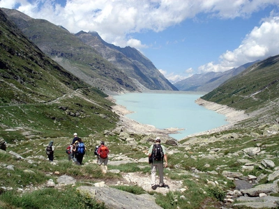 Wandergruppe auf dem Weg zum Stausee Mattmark - Sabine Peter