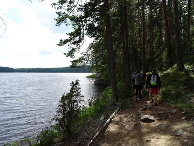 Wandern am Seeufer - Sandra Schönig