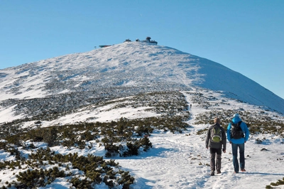 Wandern mit Blick auf die Schneekoppe - Marcin / Adobe.com - © Marcin / Adobe.com